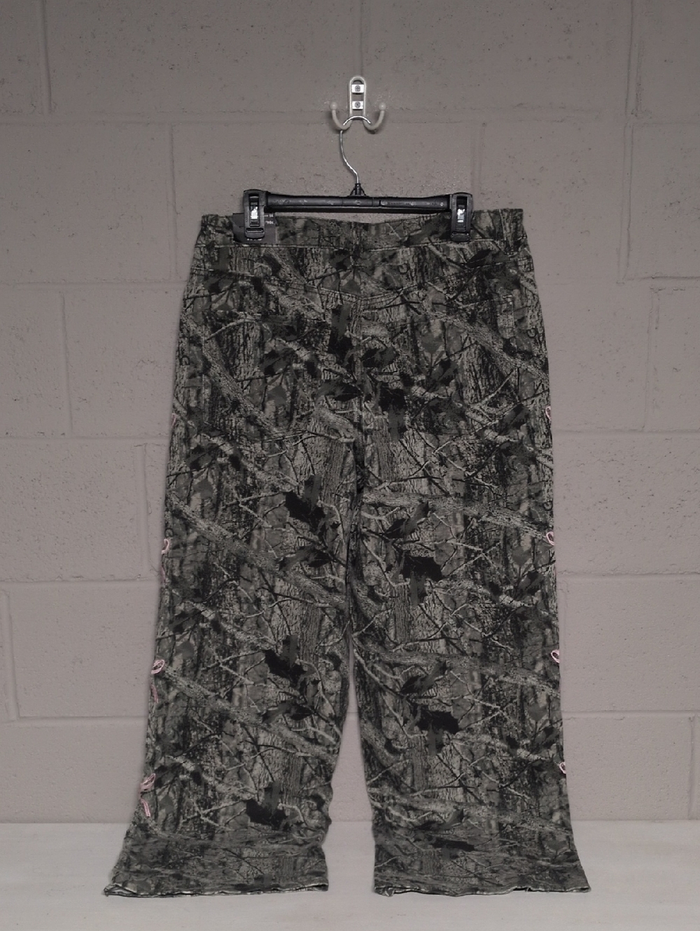 Madden NYC Women’s Ultra 90's Camo Jeans with Bow Embroidery Size 14 NWT - Picture 8 of 10